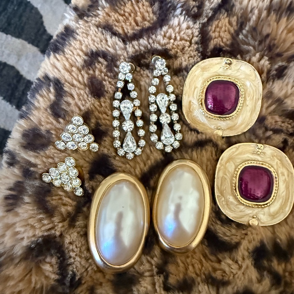 Elegant Gold and Pearl Earrings Set